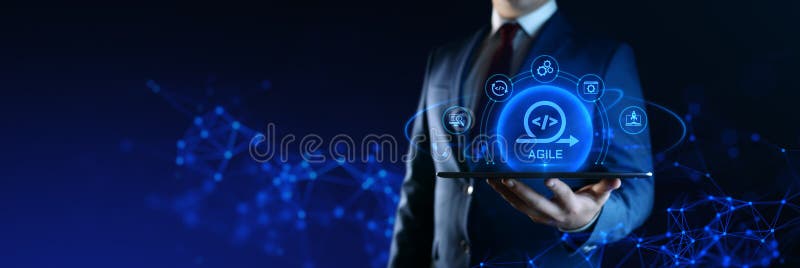 Uomo d'affari con smartphone e icone di sviluppo Agile sullo schermo. Concetto di sviluppo software royalty illustrazione gratis