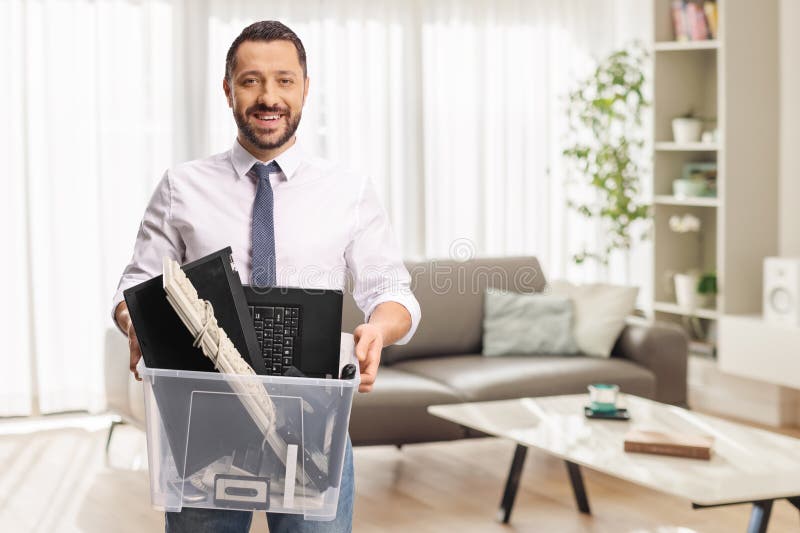 Uomo d'affari con vecchio dispositivo elettronico in scatola di plastica immagine stock libera da diritti