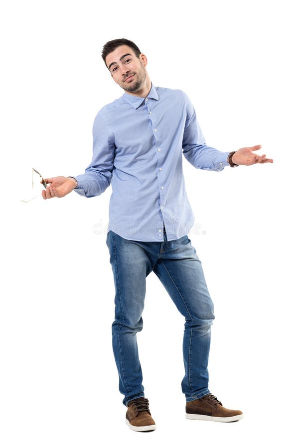 Uomo d'affari confuso sorridente che scrolla le spalle le spalle che esaminano macchina fotografica immagine stock Uomo d'affari confuso sorridente che scrolla le spalle le spalle che esaminano macchina fotografica immagine stock