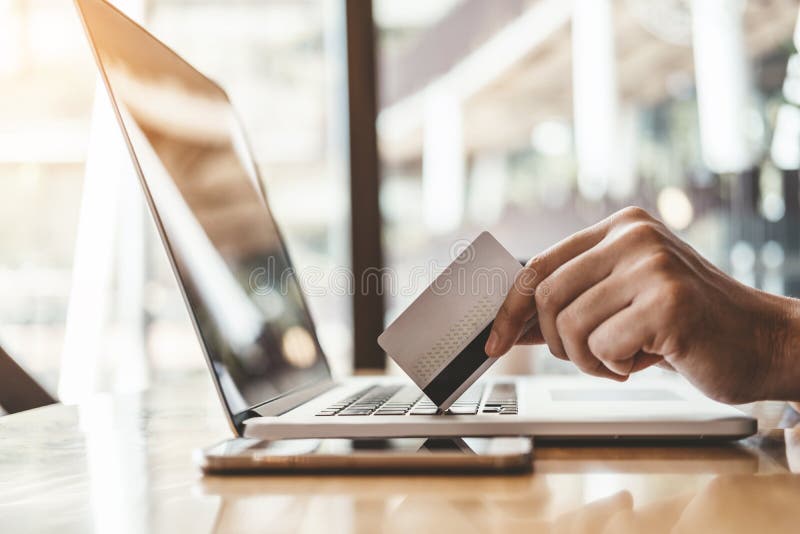 Uomo d'affari contare online che per mezzo del computer portatile con acquisto della carta di credito, il concetto online di Bloc