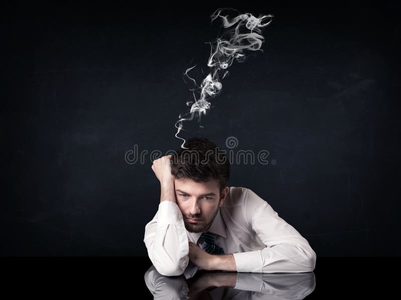 Uomo d'affari depresso con la testa di fumo fotografia stock libera da diritti Uomo d'affari depresso con la testa di fumo fotografia stock libera da diritti