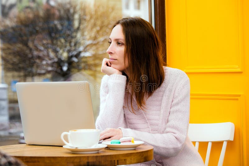 Uomo d'affari di collegamento di Internet di wifi del computer portatile di uso della mano della donna occupato al computer di ba fotografia stock Uomo d'affari di collegamento di Internet di wifi del computer portatile di uso della mano della donna occupato al computer di ba fotografia stock