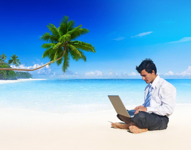 Uomo d'affari di viaggio Working Concept della spiaggia di estate immagini stock libere da diritti Uomo d'affari di viaggio Working Concept della spiaggia di estate immagini stock libere da diritti