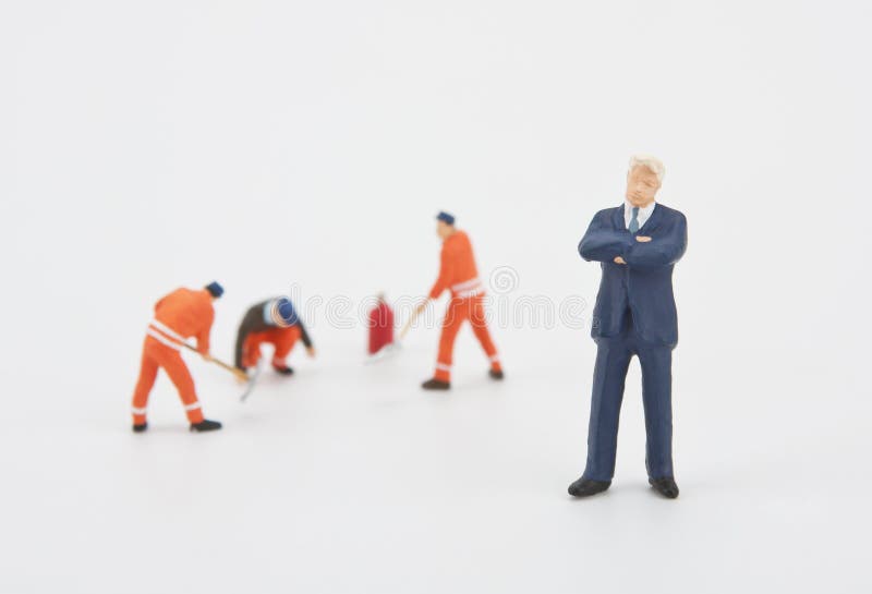 Uomo d'affari ed operai impiegatizi fotografie stock libere da diritti Uomo d'affari ed operai impiegatizi fotografie stock libere da diritti