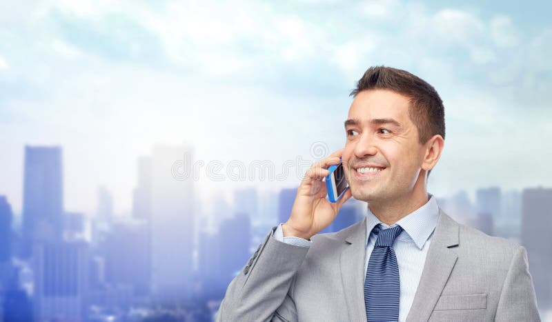 Uomo d'affari felice che rivolge allo smartphone fotografia stock libera da diritti Uomo d'affari felice che rivolge allo smartphone fotografia stock libera da diritti