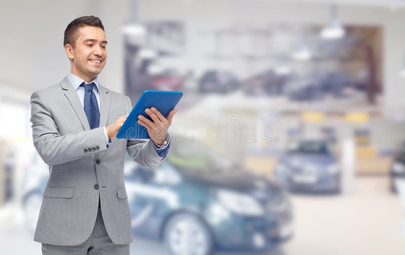 Uomo d'affari felice in vestito con il pc della compressa fotografie stock libere da diritti Uomo d'affari felice in vestito con il pc della compressa fotografie stock libere da diritti