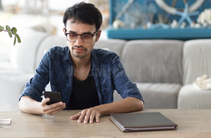 Uomo d'affari lavora con smartphone in ufficio immagine stock