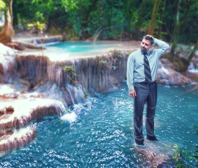 Uomo d'affari nella cascata fotografia stock Uomo d'affari nella cascata fotografia stock