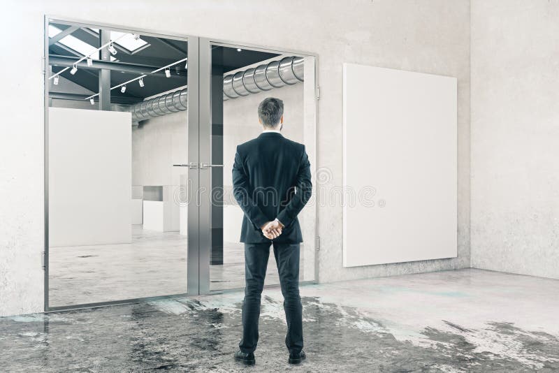 Uomo d'affari nella sala con la lavagna fotografia stock libera da diritti Uomo d'affari nella sala con la lavagna fotografia stock libera da diritti