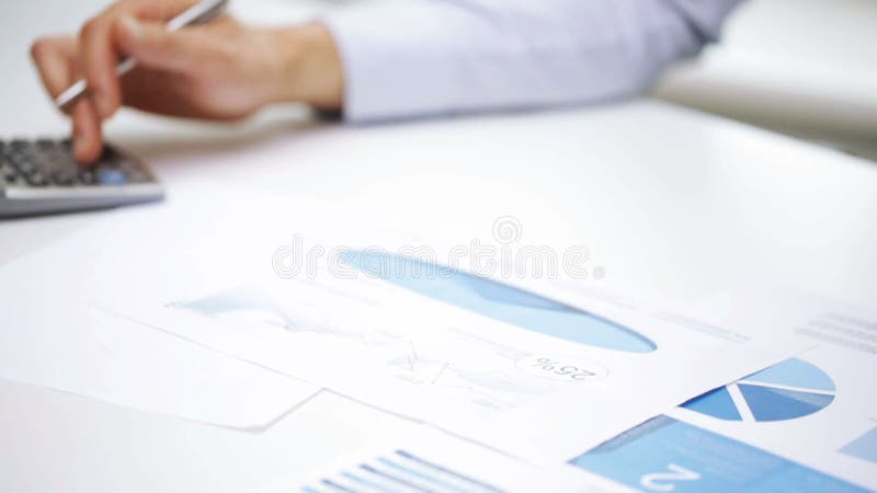 Uomo d'affari occupato con il computer portatile e le carte in ufficio