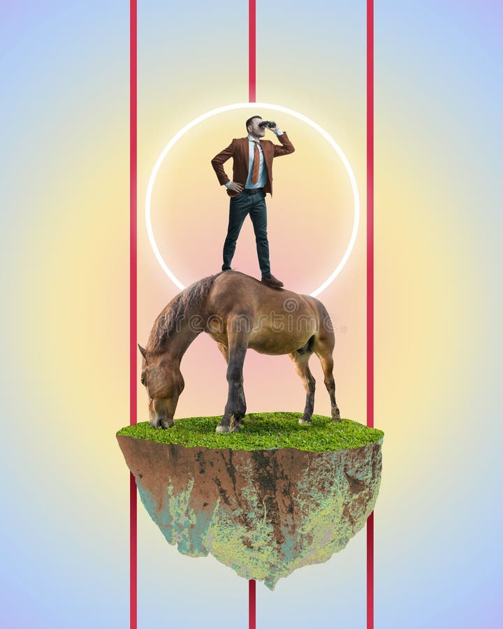 Uomo d'affari in piedi su un cavallo con un binocolo immagine stock