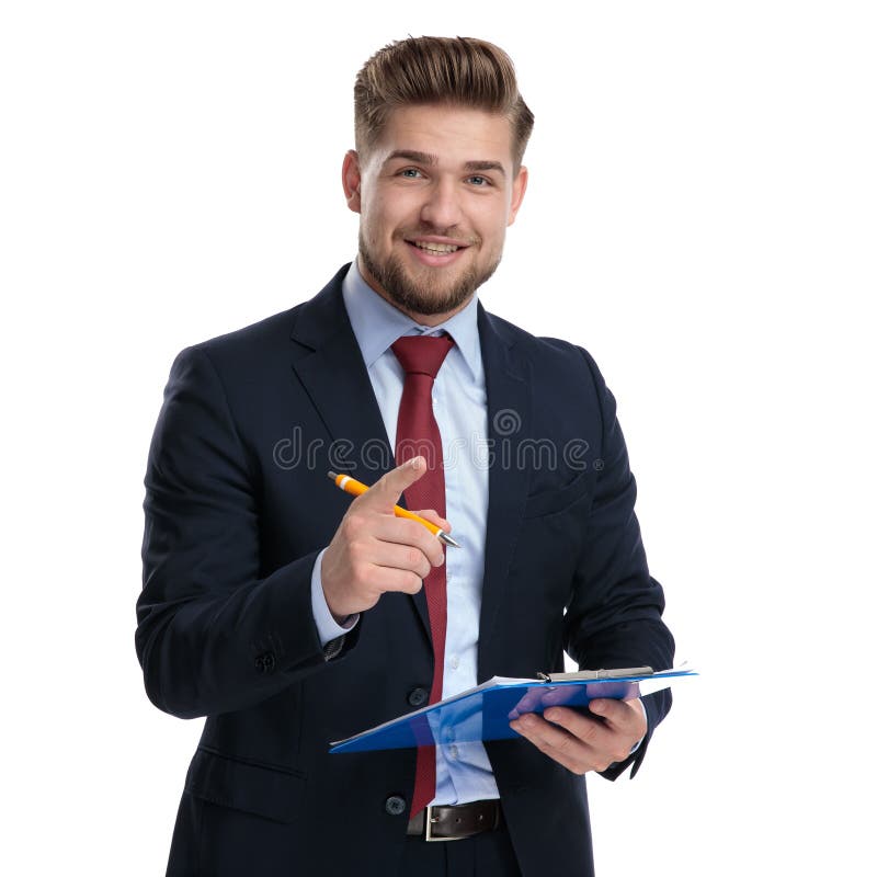 Uomo d'affari positivo che spiega e che tiene la sua lavagna per appunti fotografia stock Uomo d'affari positivo che spiega e che tiene la sua lavagna per appunti fotografia stock