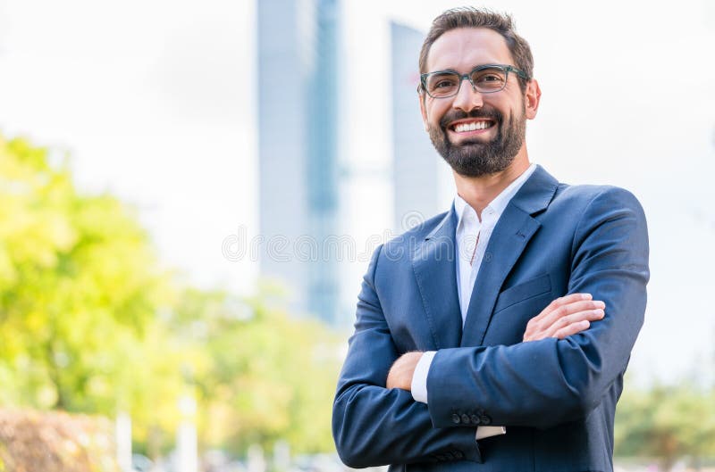 Uomo d'affari sicuro sorridente fotografie stock libere da diritti Uomo d'affari sicuro sorridente fotografie stock libere da diritti