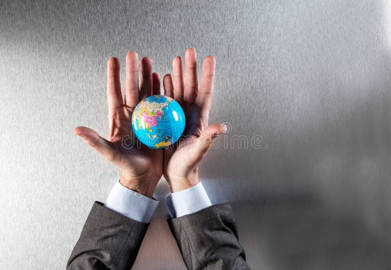 Uomo d'affari sorpreso che mostra la terra per responsabilità e strategia professionali fotografia stock libera da diritti Uomo d'affari sorpreso che mostra la terra per responsabilità e strategia professionali fotografia stock libera da diritti