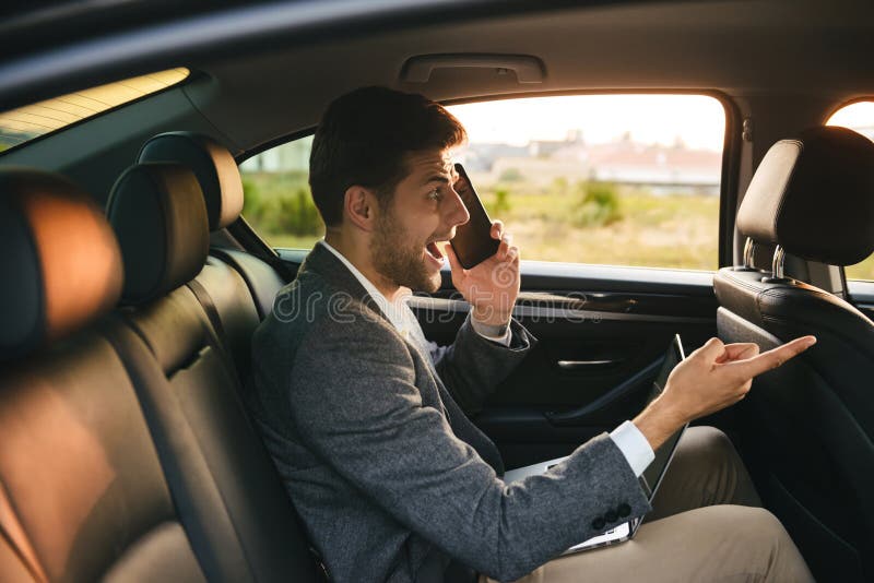 Uomo d'affari spaventato che parla sul telefono cellulare fotografia stock Uomo d'affari spaventato che parla sul telefono cellulare fotografia stock