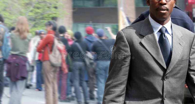 Uomo d'affari sulla via immagine stock