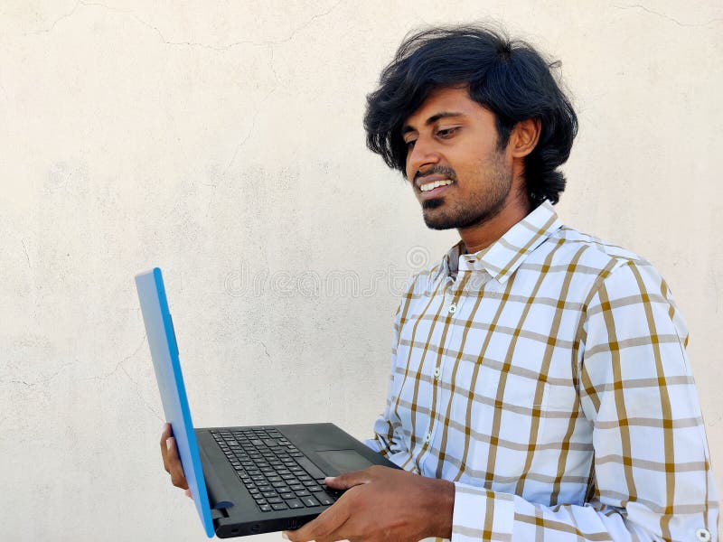 Uomo d'affari tamil che indossa una camicia bianca formale sta partecipando a una videoconferenza sul laptop con sorriso. bianco immagini stock libere da diritti