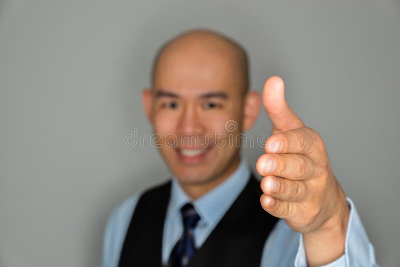 Uomo d'affari vago Offering Clear Handshake e sorriso immagini stock libere da diritti Uomo d'affari vago Offering Clear Handshake e sorriso immagini stock libere da diritti