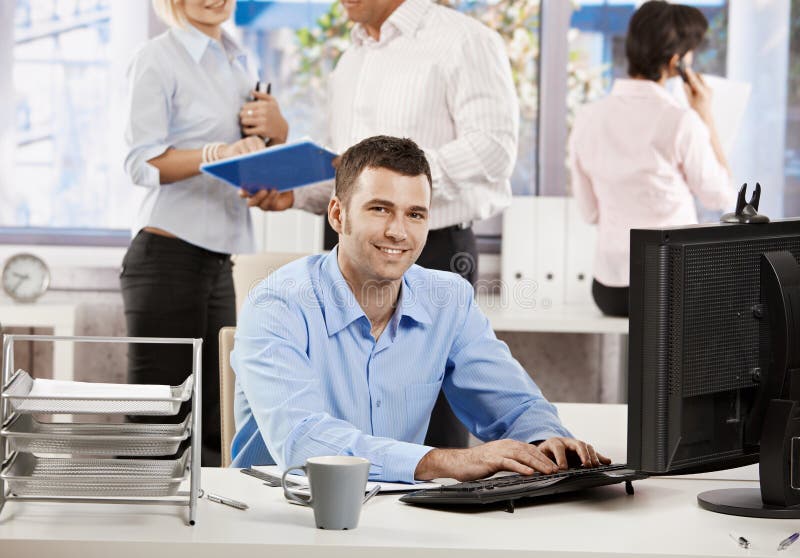 Uomo d'affari vita dell'ufficio che lavora allo scrittorio fotografia stock Uomo d'affari vita dell'ufficio che lavora allo scrittorio fotografia stock