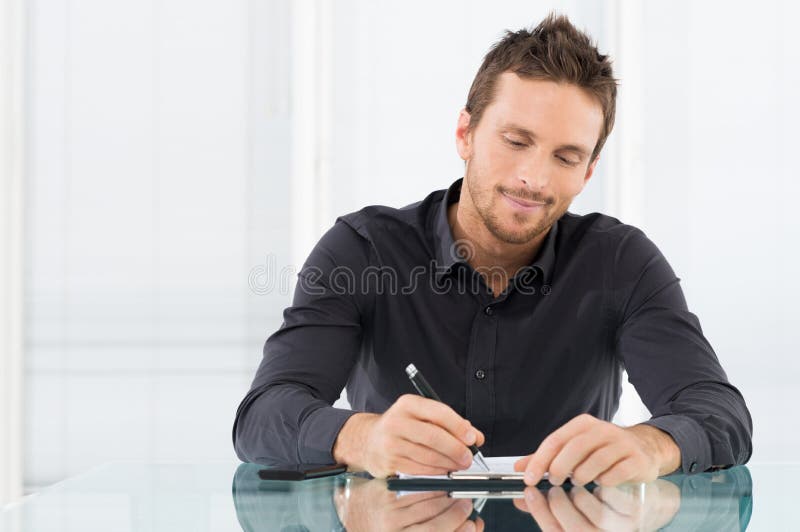 Uomo d'affari Writing Document immagine stock libera da diritti
