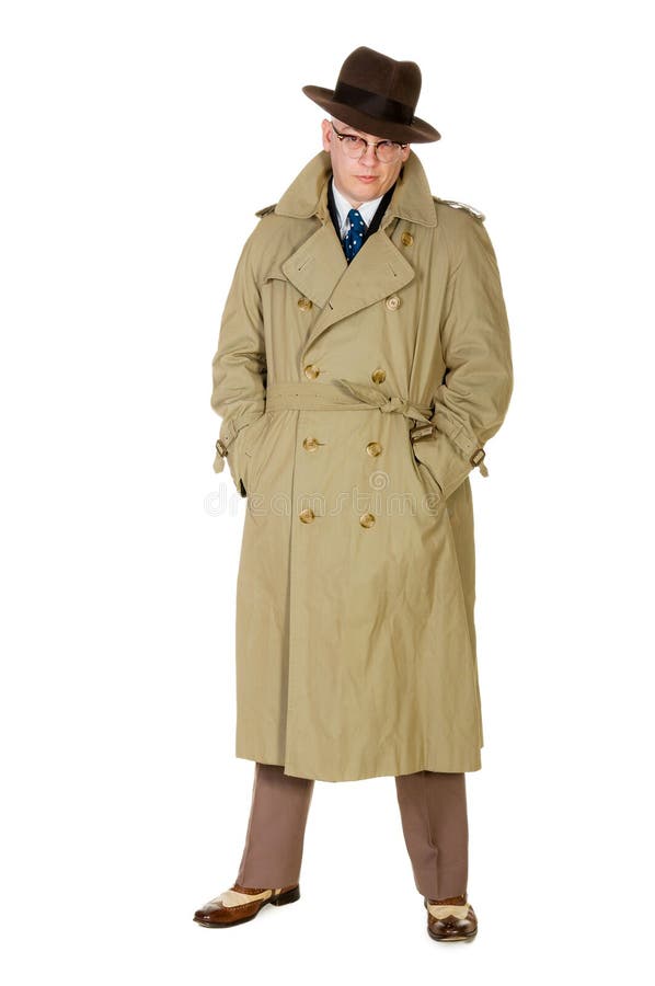 Uomo d'annata degli anni quaranta in trenchcoat & trilby, isolati su bianco immagini stock