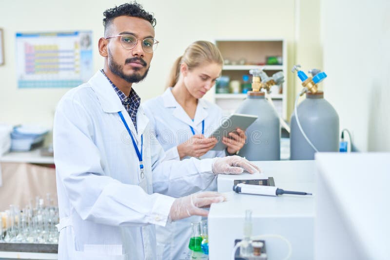 Uomo da attrezzatura medica moderna immagine stock Uomo da attrezzatura medica moderna immagine stock