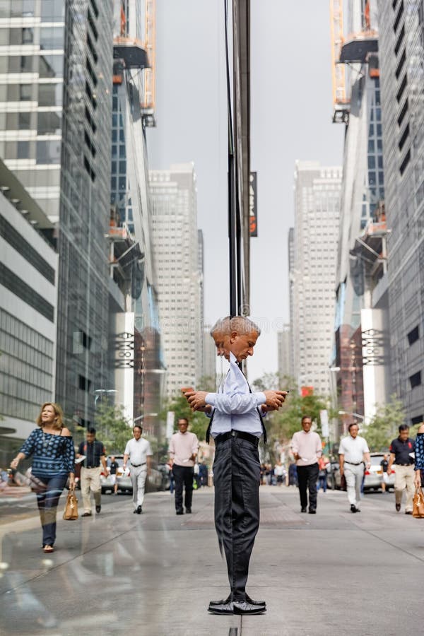 Uomo dai capelli grigi anziano con un telefono cellulare in NYC fotografia stock Uomo dai capelli grigi anziano con un telefono cellulare in NYC fotografia stock
