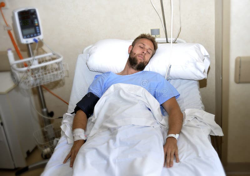 Uomo danneggiato che si trova a letto stanza di ospedale che riposa dal dolore che guarda nel cattivo stato di salute