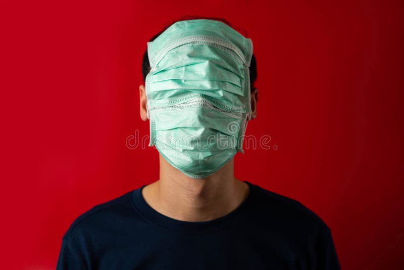 Uomo del virus della paura del fronte della copertura della maschera di infettare