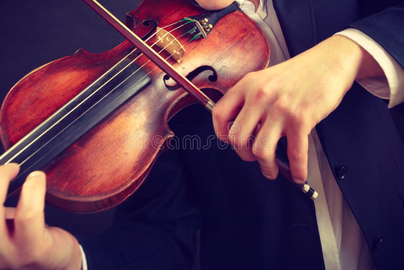 Uomo Vestito Elegante Che Suona Il Violino Immagine Stock Immagine di