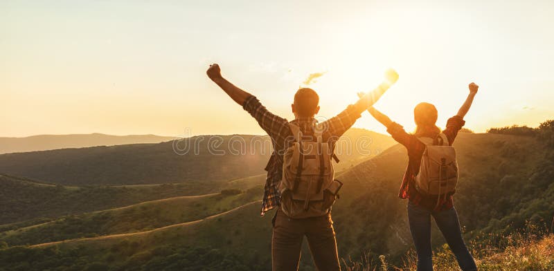 Uomo delle coppie e turista felici della donna in cima alla montagna al tramonto immagine stock libera da diritti Uomo delle coppie e turista felici della donna in cima alla montagna al tramonto immagine stock libera da diritti