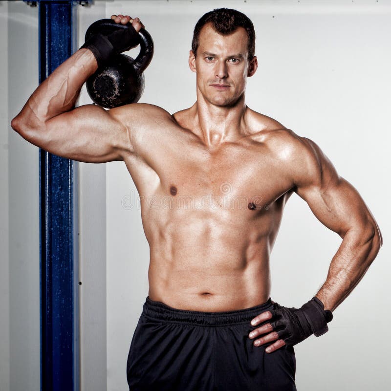 Uomo di addestramento di forma fisica del kettlebell di Crossfit fotografia stock libera da diritti Uomo di addestramento di forma fisica del kettlebell di Crossfit fotografia stock libera da diritti