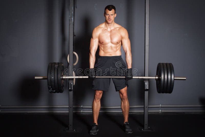 Uomo di addestramento di forma fisica di sollevamento pesi immagini stock libere da diritti Uomo di addestramento di forma fisica di sollevamento pesi immagini stock libere da diritti