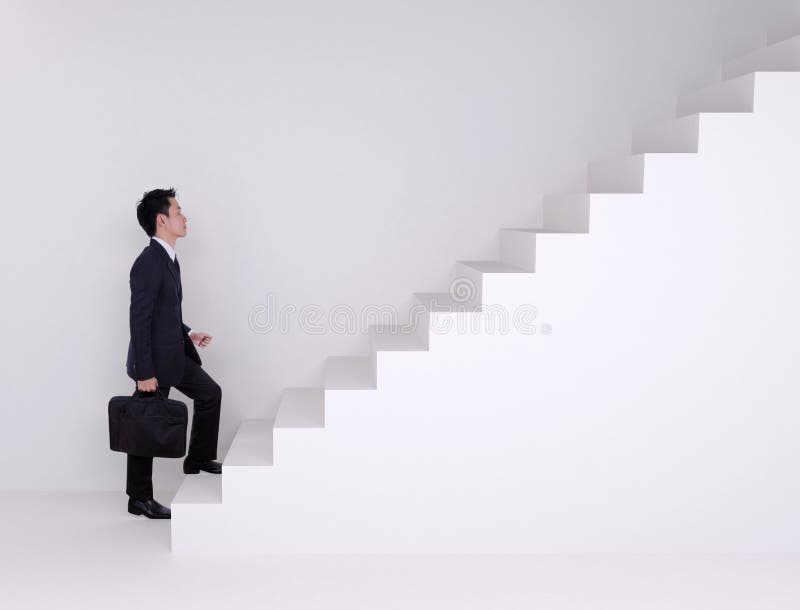 Uomo di affari che aumenta sulle scale immagine stock Uomo di affari che aumenta sulle scale immagine stock