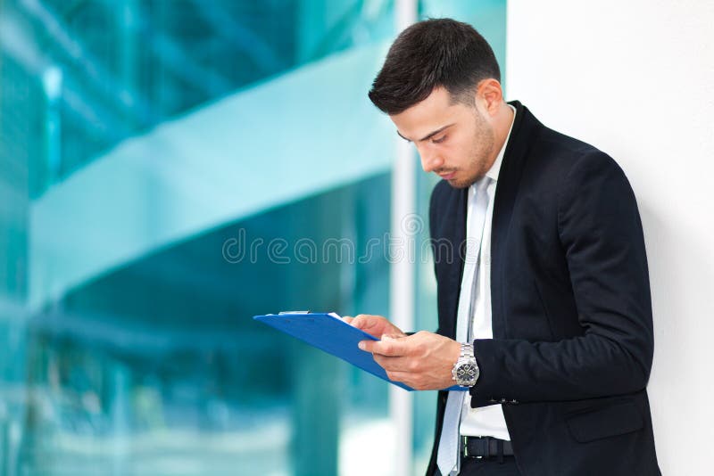 Uomo di affari che legge alcuni documenti