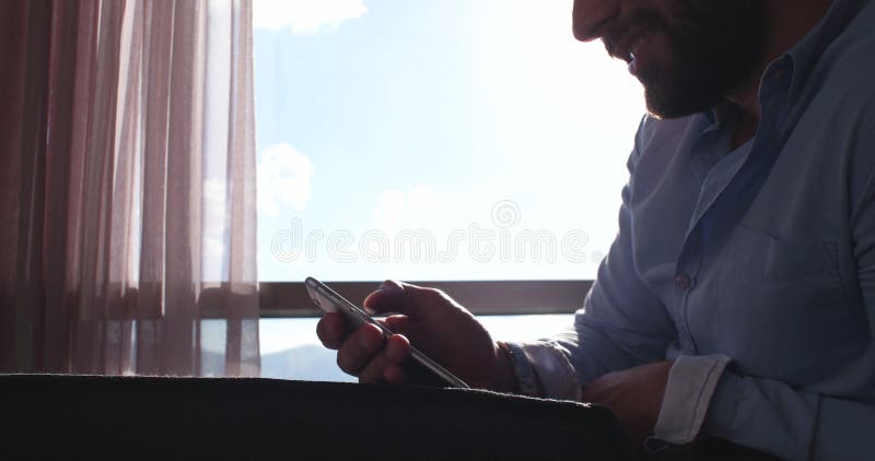 Uomo di affari che parla sul telefono cellulare a casa fotografia stock libera da diritti Uomo di affari che parla sul telefono cellulare a casa fotografia stock libera da diritti
