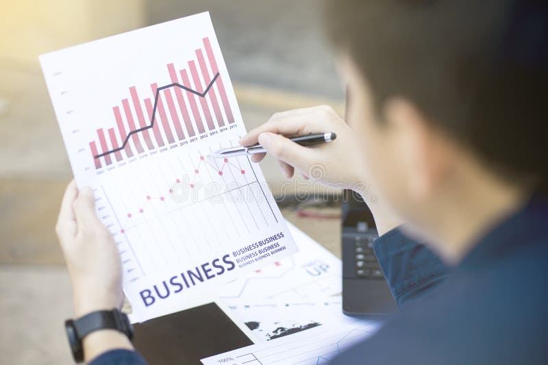 Uomo di affari che per mezzo della compressa per le previsioni finanziarie analitiche di tendenza di anno 2017 del grafico che pr immagine stock Uomo di affari che per mezzo della compressa per le previsioni finanziarie analitiche di tendenza di anno 2017 del grafico che pr immagine stock