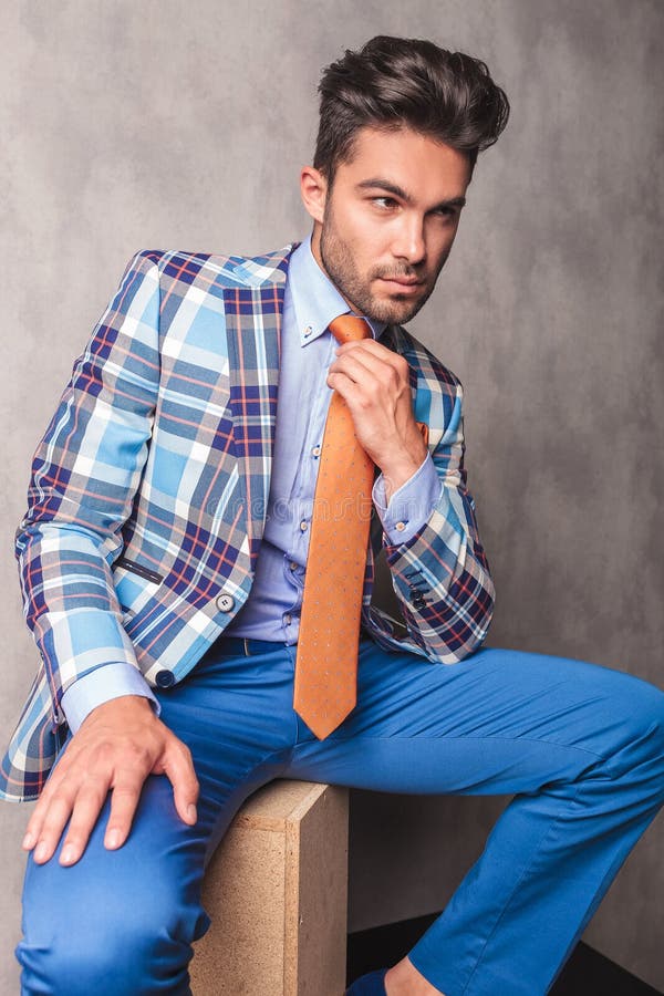 Download Uomo Di Affari Che Ripara Suo Legame Immagine Stock - Immagine di modo, felice: 56880693