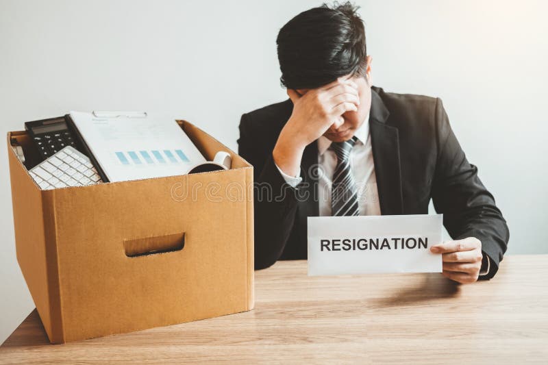 Uomo di affari che sollecita con la lettera di dimissioni per smesso un lavoro che imballa la scatola e che lascia l'ufficio, con immagini stock libere da diritti Uomo di affari che sollecita con la lettera di dimissioni per smesso un lavoro che imballa la scatola e che lascia l'ufficio, con immagini stock libere da diritti