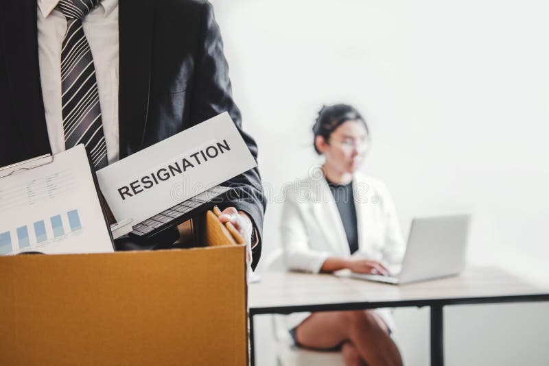 Uomo di affari che sollecita con la lettera di dimissioni per smesso un lavoro che imballa la scatola e che lascia l'ufficio, con immagini stock libere da diritti Uomo di affari che sollecita con la lettera di dimissioni per smesso un lavoro che imballa la scatola e che lascia l'ufficio, con immagini stock libere da diritti