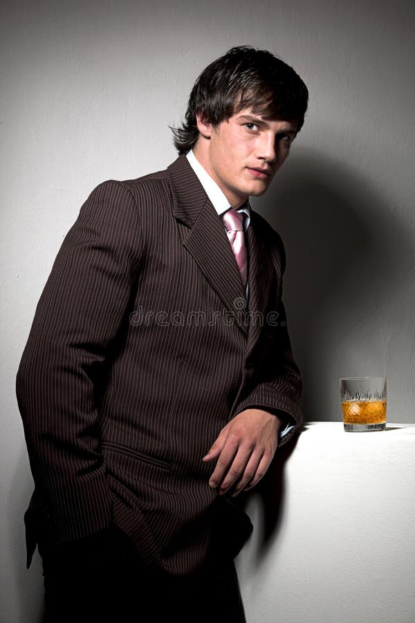 Uomo di affari con la bevanda immagine stock Uomo di affari con la bevanda immagine stock