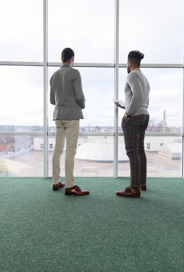 Uomo di affari due che utilizza affare Team Coworkers Stand del centro di Coworking del computer della compressa nella grande fin fotografia stock libera da diritti Uomo di affari due che utilizza affare Team Coworkers Stand del centro di Coworking del computer della compressa nella grande fin fotografia stock libera da diritti