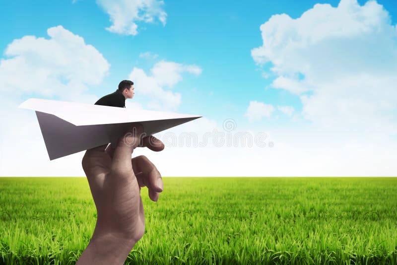 Uomo di affari pronto a lanciare con l'aereo di carta fotografia stock Uomo di affari pronto a lanciare con l'aereo di carta fotografia stock