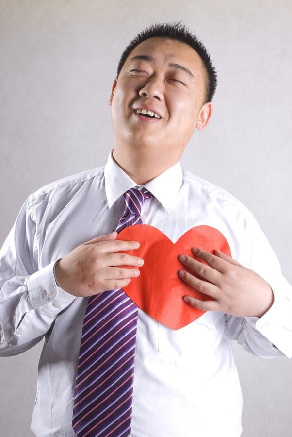 Uomo di Aisa con cuore rosso immagine stock Uomo di Aisa con cuore rosso immagine stock