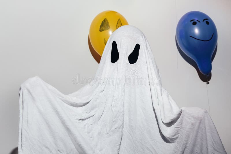 Uomo Di Halloween Vestito Da Fantasma Immagine Stock - Immagine di rabbia,  casalingo: 251118609