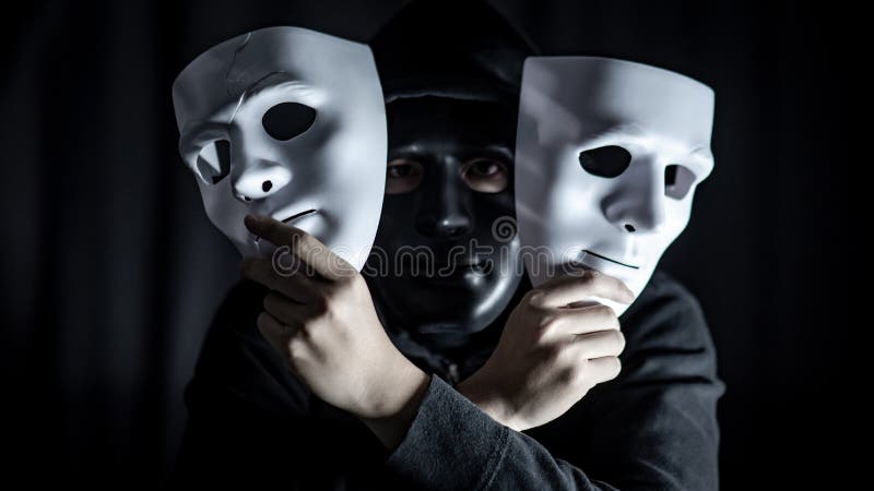 Uomo Di Mistero Nella Maschera Nera Che Tiene Le Maschere Bianche Immagine  Stock - Immagine di rotto, scassinatore: 132747899