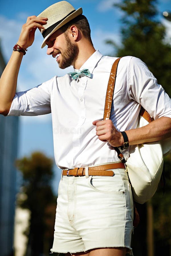 Uomo di modello bello in panno casuale con il cappello immagine stock libera da diritti Uomo di modello bello in panno casuale con il cappello immagine stock libera da diritti