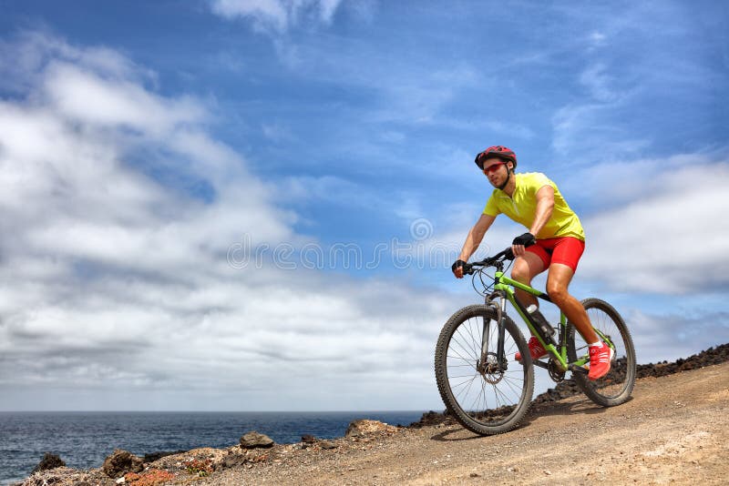 Uomo di sport del mountain bike che guida la bicicletta di MTB Ciclista dell'atleta di forma fisica di ciclismo sulla traccia di