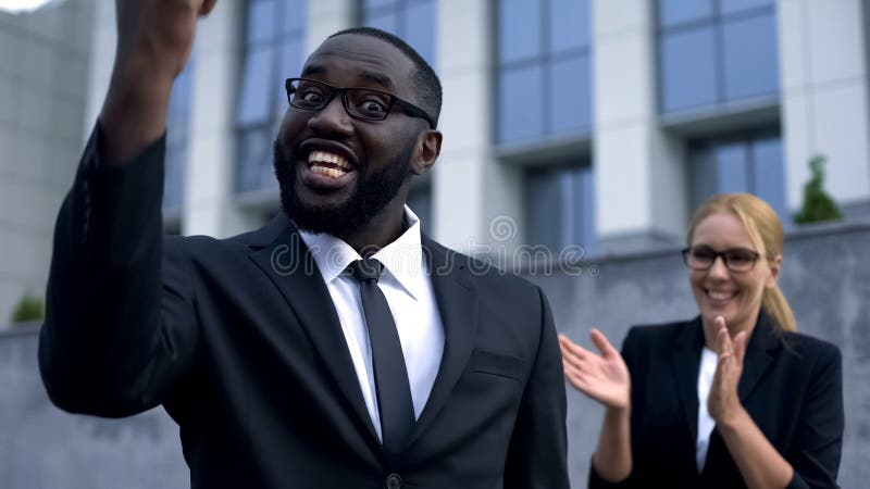 Uomo divertente che mostra sì segno, colpito con la buona vittoria di affari di risultati finanziari fotografia stock Uomo divertente che mostra sì segno, colpito con la buona vittoria di affari di risultati finanziari fotografia stock