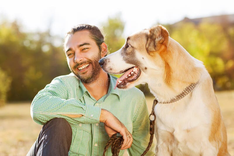 Uomo e cane immagini stock libere da diritti Uomo e cane immagini stock libere da diritti